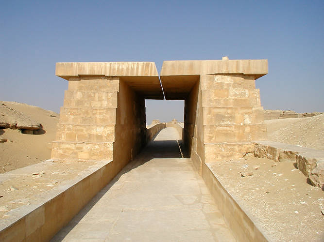 Deel van de geplaveide weg naar de piramide van Oenas